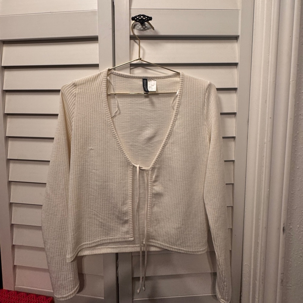 Divided Off-White Ribbed Knit V-Neck Top